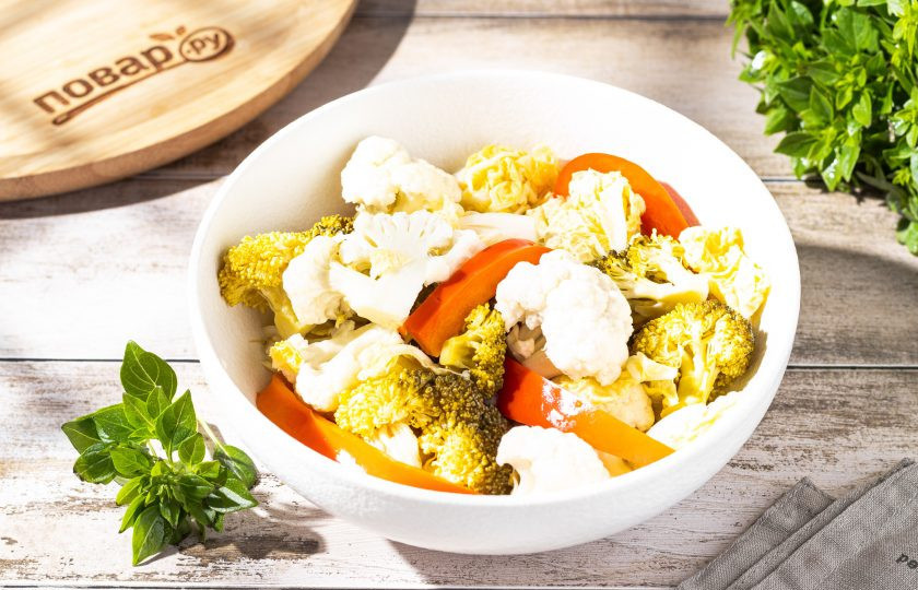 1. Этап. Закуска македонская: Когда овощи будут устраивать вас по вкусу, уберите их в холодильник для хранения. Закуска македонская готова, приятного вам аппетита!