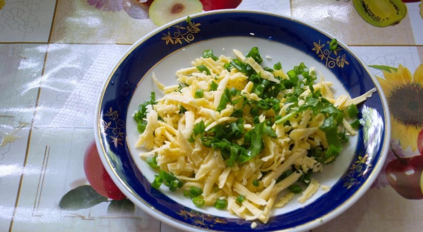 1. Этап. Отбивные из индейки в микроволновке: 3. Отправим подготовленные котлетки в микроволковку в специальной стеклянной форме, смазанной маслом. При полной мощности выставим таймер на 5 минут. Тем временем натрем сыр и смешаем его с измельченной зеленью.