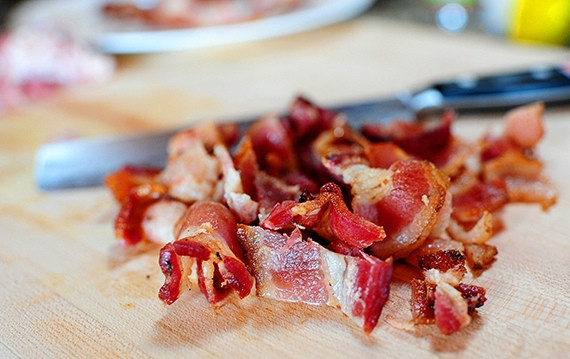 1. Этап. Киш с луком: Нарежьте маленькими кусочками бекон.