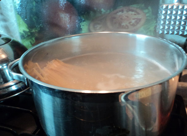 1. Этап. Макароны под соусом болоньезе: 3. Макароны отварим, как указано на упаковке. Солим по вкусу. Откинем на дуршлаг и ждем, пока вода стечет.