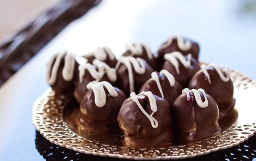 1. Этап. Вишня в шоколаде с коньяком: Растопите шоколад на водяной бане. Потом опускайте каждую вишенку на палочке в шоколадную массу и укладываем на тарелку. По желанию украсьте конфеты белым шоколадом. Дайте им немного остыть — и подавайте к столу.