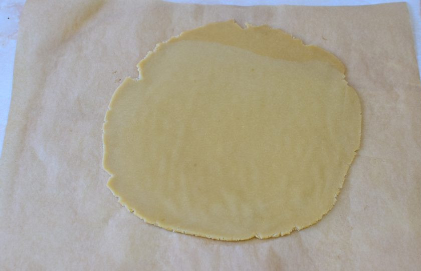1. Этап. Торт Северный мед: Раскатайте тесто в тонкий пласт, примерно 5-7 мм.