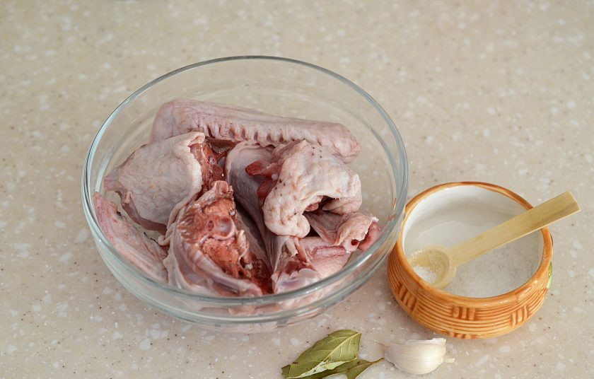 1. Этап. Утка в банке: Подготовьте все ингредиенты.