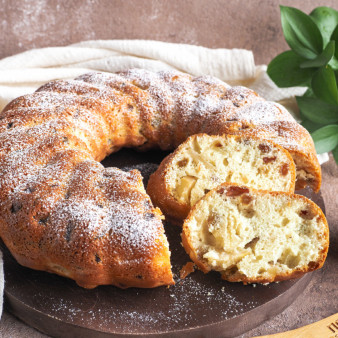 Кекс с изюмом и яблоками