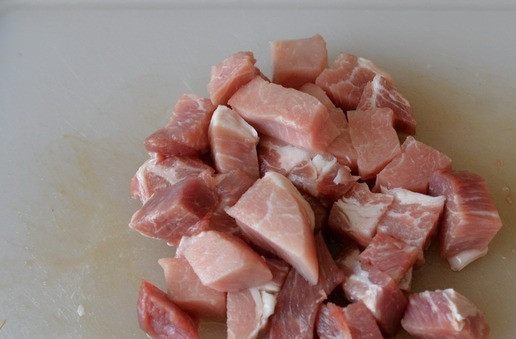 1. Этап. Кассуле с индейкой: Свинину режем кубиками, обжариваем на максимальном огне до золотистости около 5 минут.