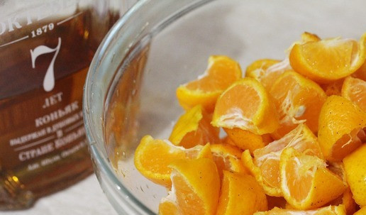 1. Этап. Мандарины в коньячном сиропе: Я не убирала косточки, но если вам они будут мешать, то лучше их убрать.