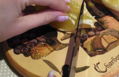 1. Этап. Апельсиновое варенье в хлебопечке: 2. Затем нарезаем апельсины как можно мельче и отправляем в емкость хлебопечки.