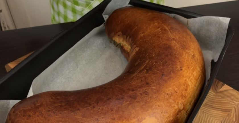 1. Этап. Рулет с черносливом и орехами в медовой корочке: 8. Оставьте так рулет на 20 минут. Выпекайте рулет в разогретой до 180 градусов духовке на 1 час. Смажьте горячий рулет медом. Приятного аппетита!