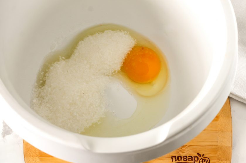 1. Этап. Кето-вафли: Куриное яйцо вбейте в чашу кухонного комбайна или в глубокую емкость, если будете взбивать миксером. Всыпьте сахарный песок и соль. Взбейте в течение 3-4 минут до побеления.