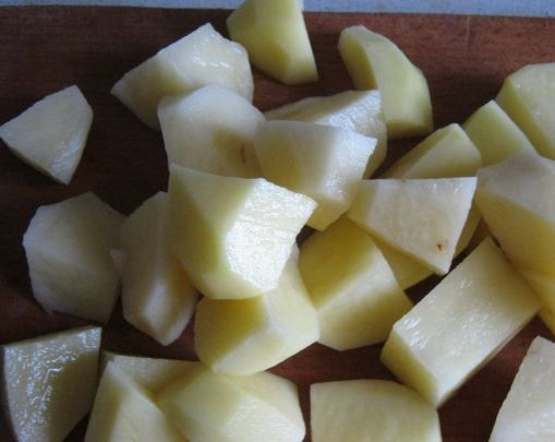 1. Этап. Суп крестьянский: 2. Картофель вымыть и очистить. Нарезать небольшими кубиками.