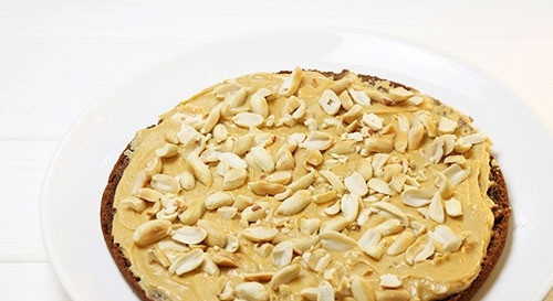 1. Этап. Торт Сникерс с безе: 16. Присыпьте арахисом.