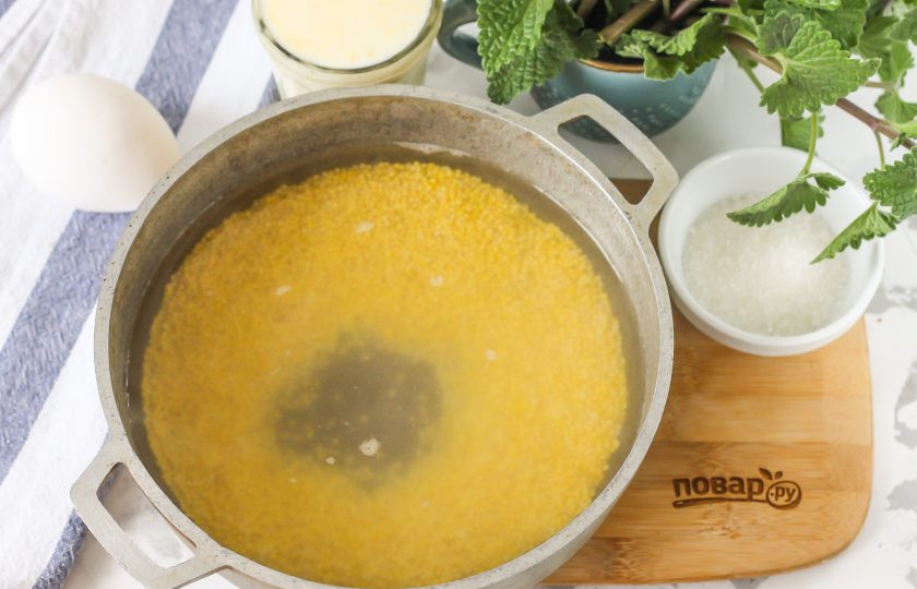 1. Этап. Пшенная каша с яйцом: Пересыпьте крупу в казан или в кастрюлю с антипригарным дном, влейте горячую воду и поместите емкость на плиту, отваривая в течение 15 минут. Всыпьте сахар и соль. Варить крупу сначала нужно на воде, так как молоко препятствует развариванию пшена.