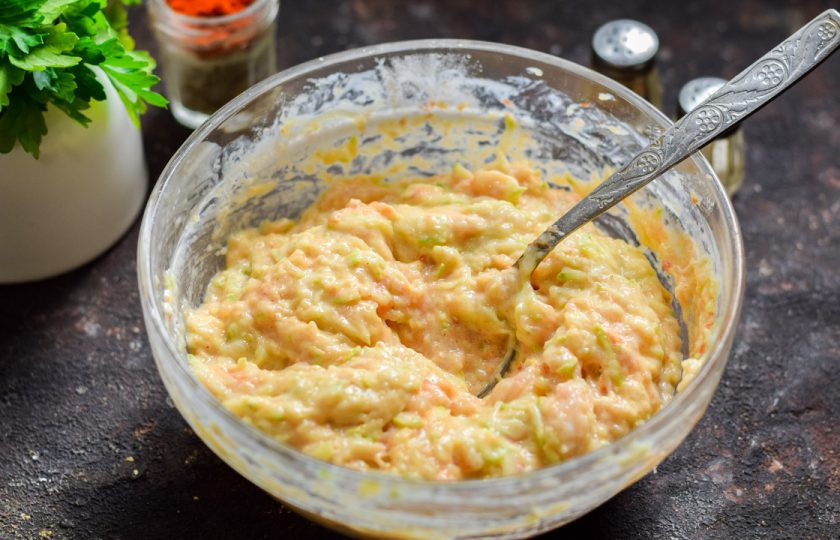 1. Этап. Маффины из курицы и кабачков: Перемешайте все еще один раз.