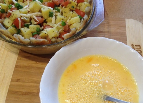 1. Этап. Запеканка с корюшкой: 6. Взбиваем яйца с молоком до однородности и заливаем овощи.