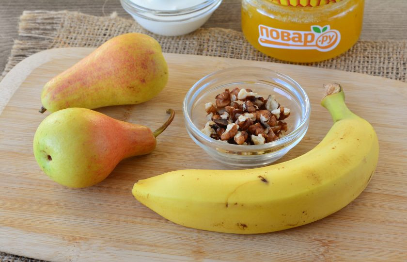 1. Этап. Салат из груши и банана: Подготовьте все ингредиенты.