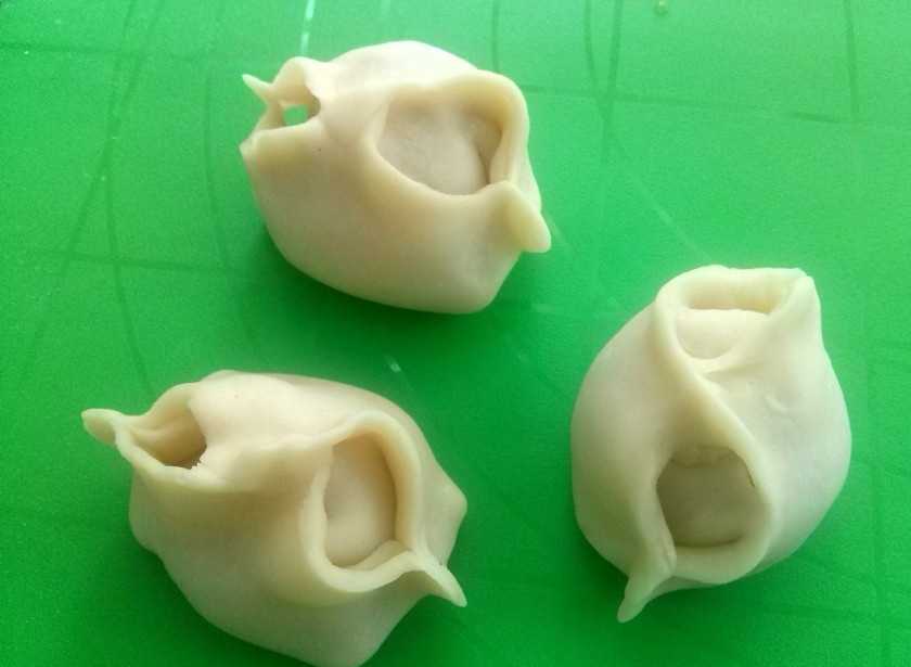 1. Этап. Манты с тыквой и мясом в мультиварке: Защипните края хорошо, чтобы при варке не вытекал бульон. Соедините противоположные кончики между собой.