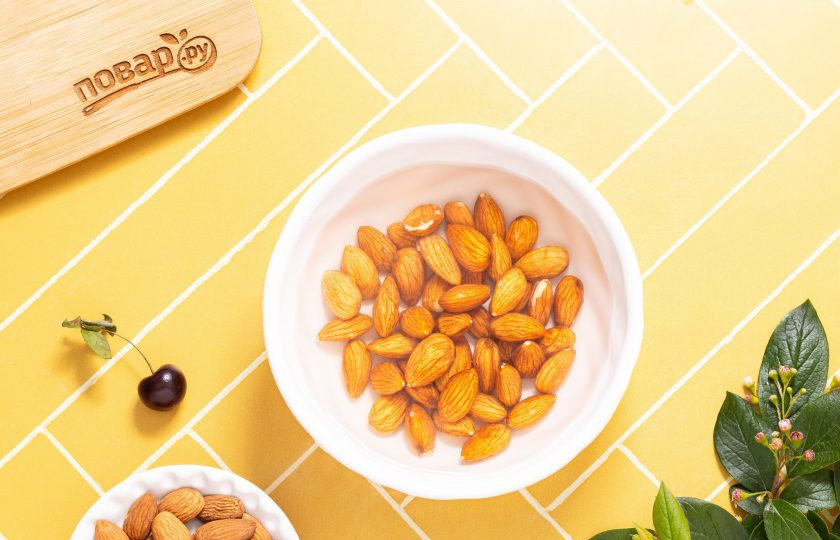 1. Этап. Варенье из вишни с миндалем: Миндаль залейте горячей водой и оставьте на 10 минут.