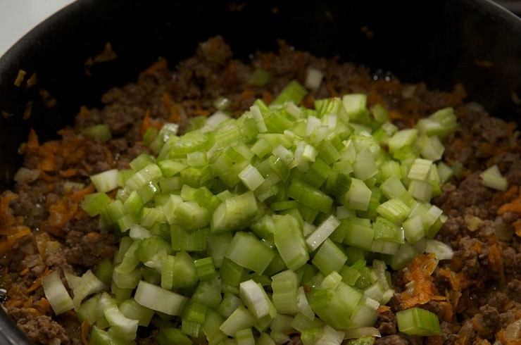 1. Этап. Лазанья с фаршем и овощами: 3. Жарьте на среднем огне, помешивая, чтобы не образовались комочки. Тем временем нарежьте мелко стебель сельдерея и отправьте в сковороду к мясу.