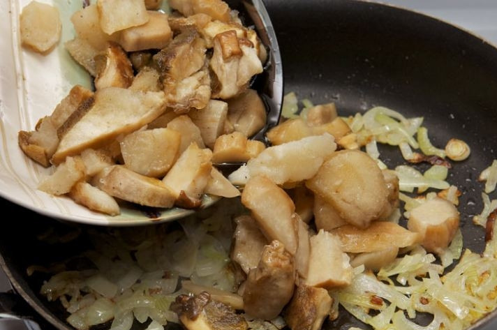 1. Этап. Бабушкин грибной суп: 2. Обжарьте лук в сковороде на растительном масле до прозрачности. В ту же сковороду добавьте нарезанные грибы и жарьте их на умеренном огне.