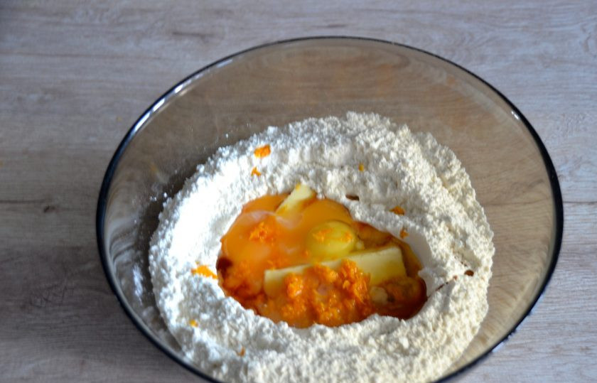 1. Этап. Десерт Ченси: Сделайте в муке углубление, вбейте в него яйца, добавьте мягкое сливочное масло, цедру апельсина, влейте крепкий алкоголь.