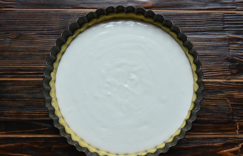 1. Этап. Пирог Ложный сырник: Вылейте подготовленную начинку в центр основы для пирога.