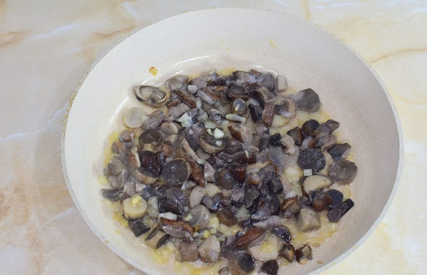 1. Этап. Макароны с грибами и яйцом: Выложите в сковороду грибы. Перемешайте и обжарьте все вместе еще 5-7 минут. Из грибов должна испариться жидкость. По вкусу добавьте соль и специи.