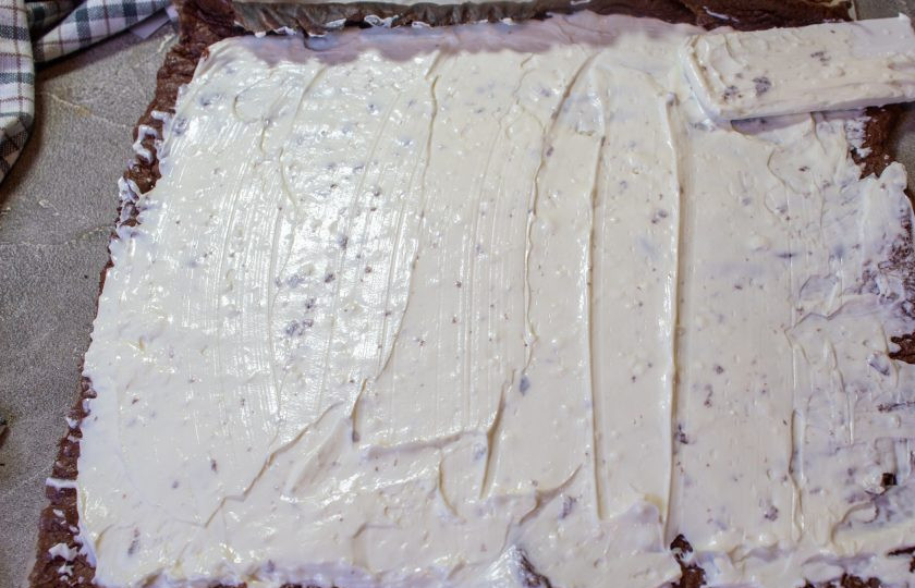 1. Этап. Шоколадный рулет без муки: Разверните остывший рулет и смажьте ровным слоем кремом.