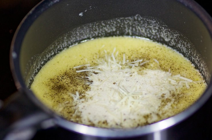 1. Этап. Ракушки с курицей и грибами: Затем всыпьте половину мелко натертого сыра. Варите соус, пока сыр полностью не растворится.