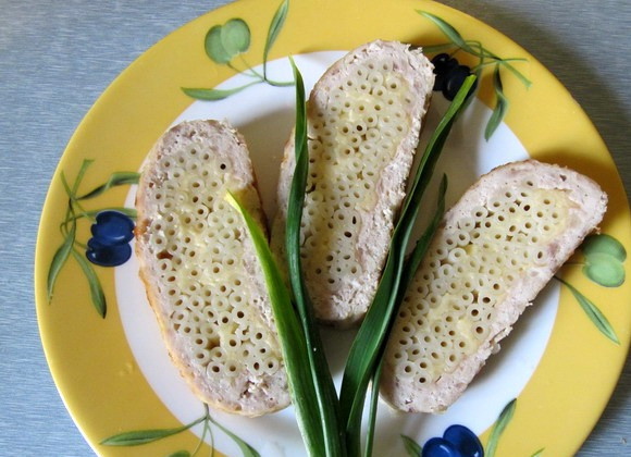 1. Этап. Запеканка мясная с макаронами: Затем нарезаем ее на ломтики и подаем к столу, украсив свежей зеленью. Приятного аппетита!