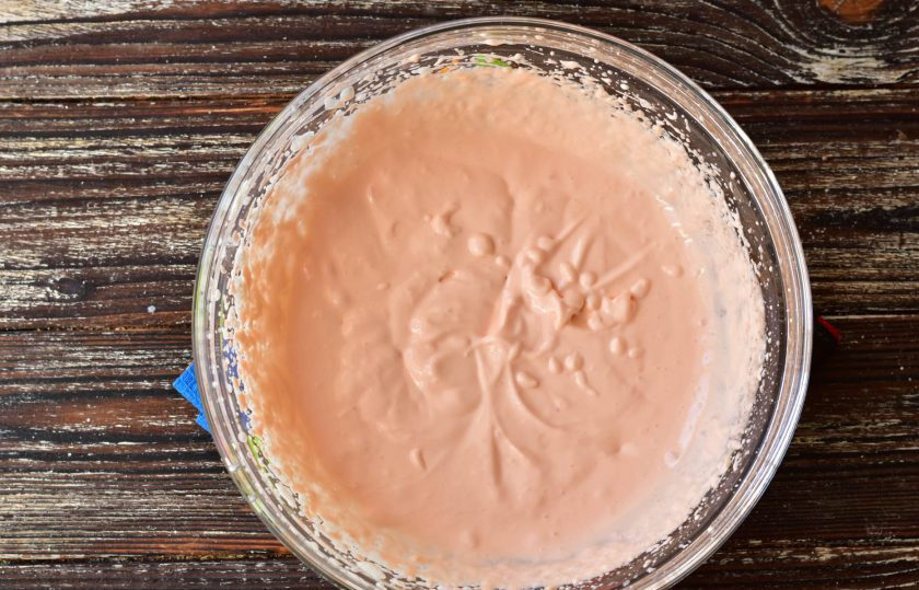 1. Этап. Шоколадный торт с апельсиновым кремом: Добавьте пищевой краситель и снова перемешайте крем.