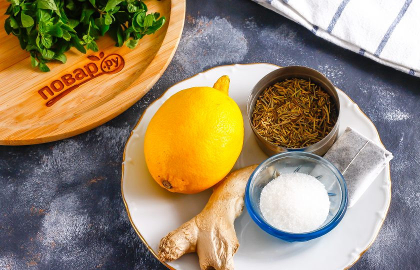 1. Этап. Чай с розмарином и имбирем: Подготовьте указанные ингредиенты. Можно использовать свежий розмарин или зеленый чай вместо черного.
