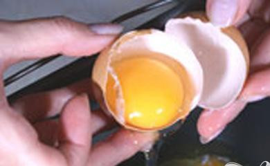 1. Этап. Сырный кекс с укропом: 1. Сметану выложите в контейнер хлебопечки, добавьте взбитые венчиком яйца и соль.