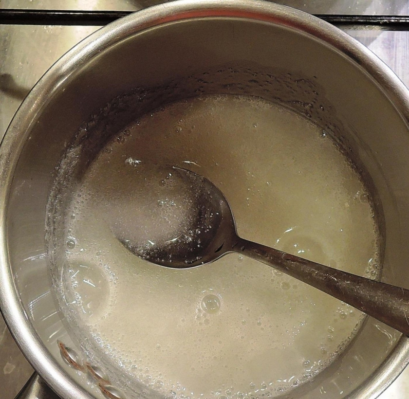 1. Этап. Чизкейк с персиками: 17. Фруктовый сироп (20 миллилитров из банки с персиками) вливаю в сотейник и отправляю на огонь, прогреваю пару минут, всыпаю 10 грамм желатина, перемешиваю и готовлю 3 минуты, переливаю смесь к фруктовому пюре.