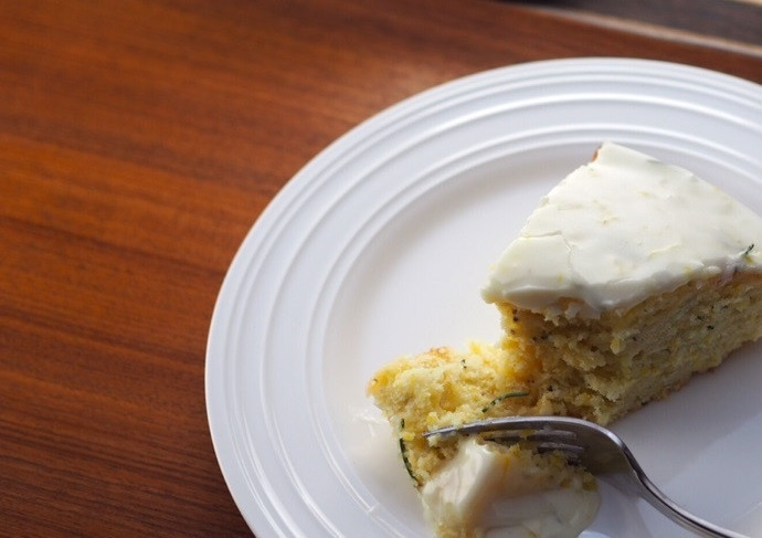 1. Этап. Лимонный пирог с глазурью: 12. Вылейте приготовленную глазурь поверх остывшего коржа. Подождите до полного ее застывания и лишь тогда подавайте пирог.