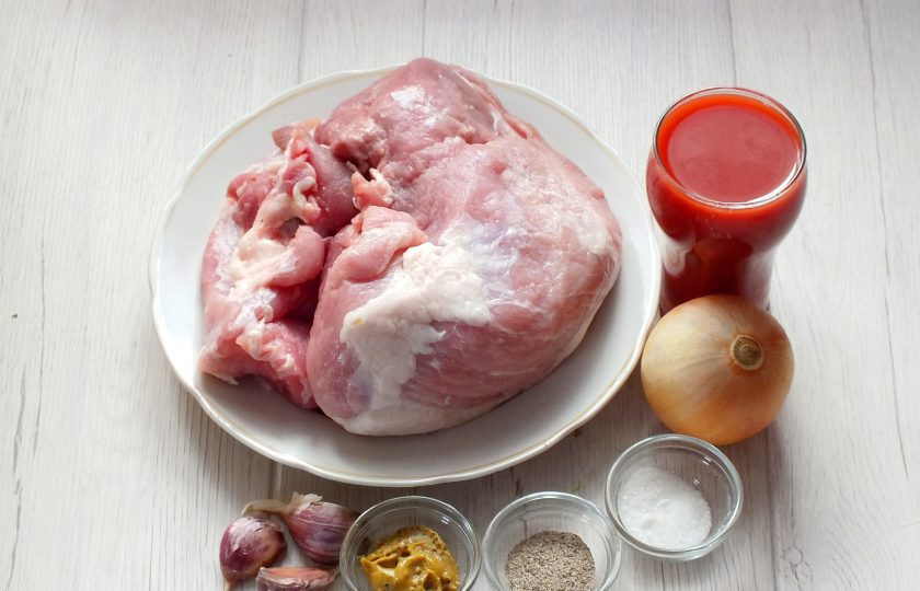 1. Этап. Шашлык в томатном соке: Подготовьте необходимые ингредиенты.