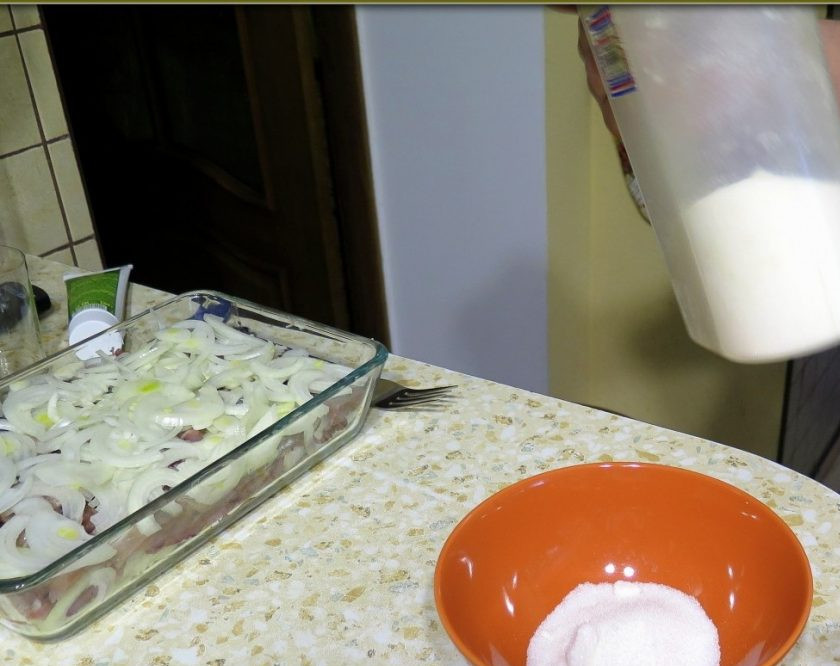 1. Этап. Горчичный соус для селедки: 1. Итак, первым делом нам нужно взять глубокую емкость и высыпать в нее сахар. Все ингредиенты можно смешивать на глаз. Основа маринада — уксус и сахар.