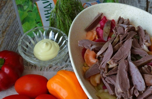 1. Этап. Макаронный салат с сердцем индейки: Сердечки нарезать тонкой соломкой. Добавить к макаронам.