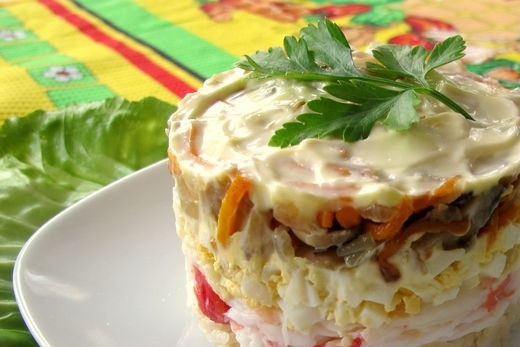 1. Этап. Салат с мясом краба: 5. Смазываем поверх майонезом и украшаем зеленью. Оставляем салат в холодильнике на 2 часа или на ночь. Приятного аппетита!