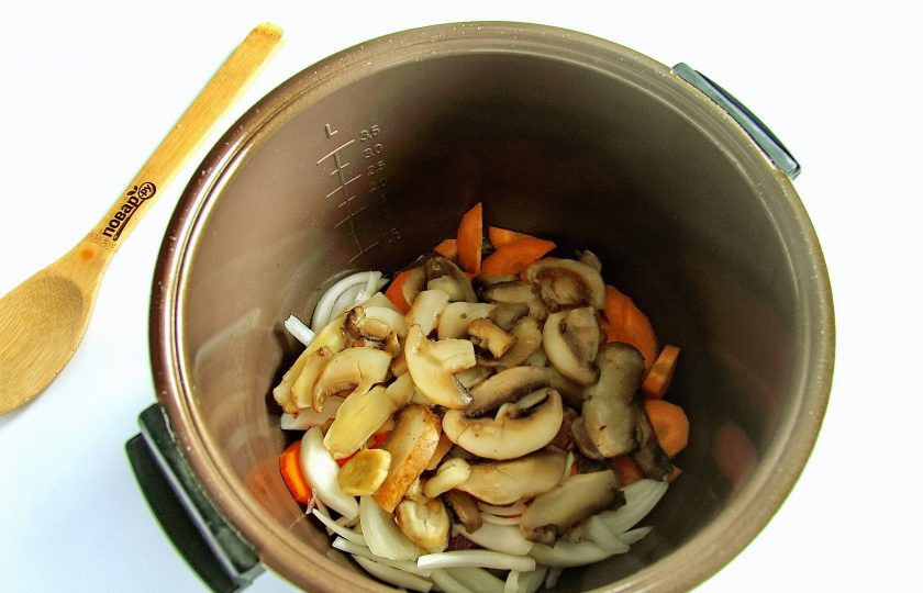 1. Этап. Индейка с грибами в мультиварке: Добавьте нарезанные грибы. Если грибы замороженные, то предварительно их разморозьте и слегка отожмите от лишней влаги. Закройте крышку и готовьте 15 минут.