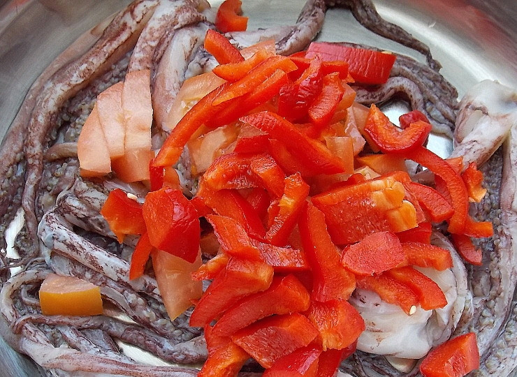 1. Этап. Щупальца кальмара в банке: Перец почистите от семян и порежьте соломкой. Положите к помидорам.