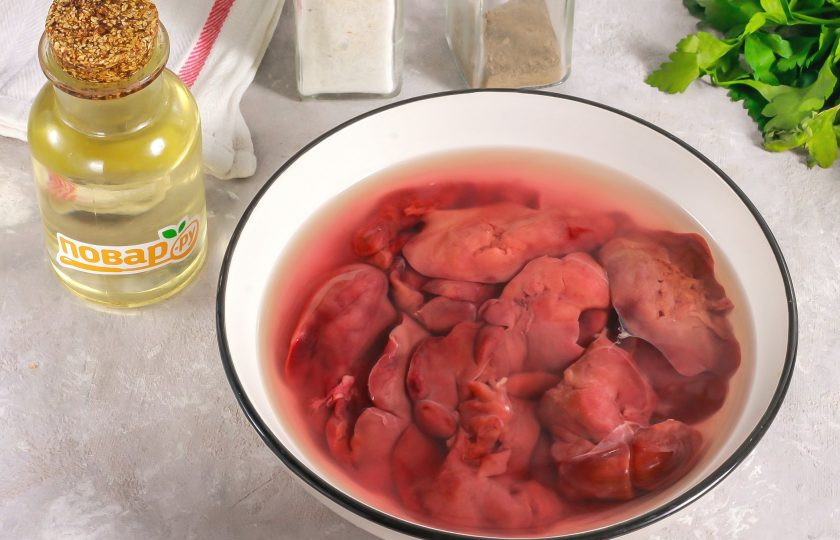 1. Этап. Куриная печень с сельдереем, яблоком и луком: Куриную печень выложите в воде и оставьте на 20-30 минут, чтобы удалить лишнюю кровь. Благодаря такому действию, в сковороде будет меньше пены.