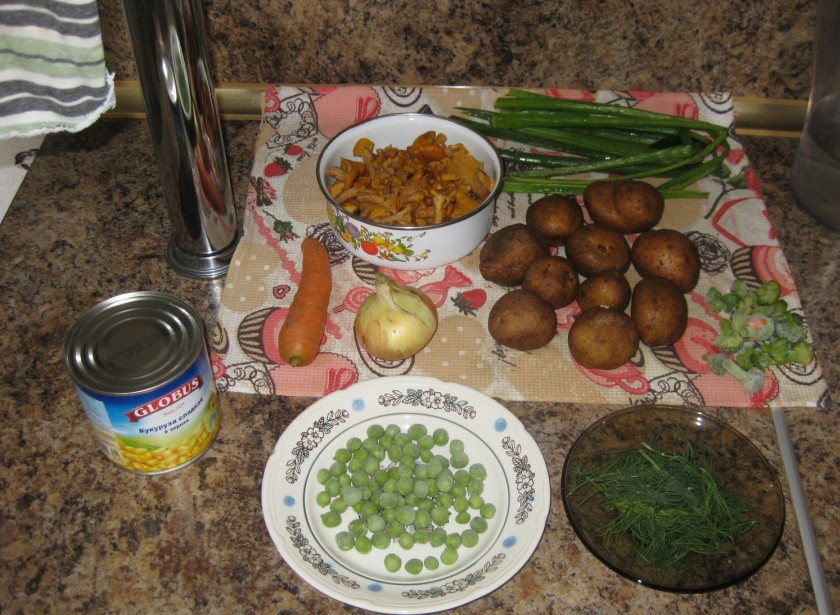 1. Этап. Суп грибной с лисичками: Вот все необходимые ингридиенты.