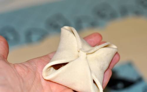 1. Этап. Самса из слоеного теста: 4. Соберите края к центру аккуратно.