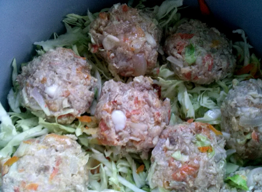 1. Этап. Ленивые голубцы с рисом и фаршем: В нашей семье любят тушенную капусту, поэтому я шинкую еще половину кочана капусты и укладываю ее 