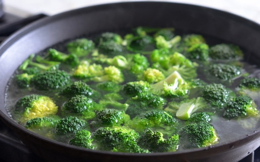 1. Этап. Овощи стир-фрай: 3. Брокколи вымойте, разделите на соцветия, отправьте в кипящую подсоленную воду на пару минут.