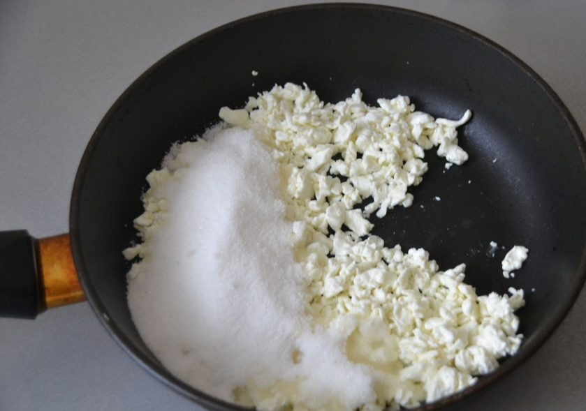 1. Этап. Жареный творог: Когда жидкость выпарится, добавьте сахар, продолжайте нагревать и мешать.