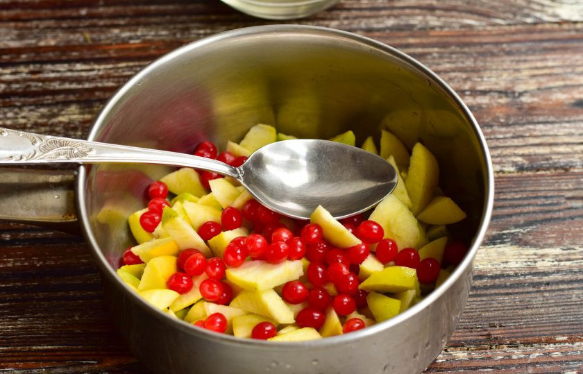 1. Этап. Варенье из яблок и калины: Вымойте калину, оторвите ее с веточек и выложите к яблокам.