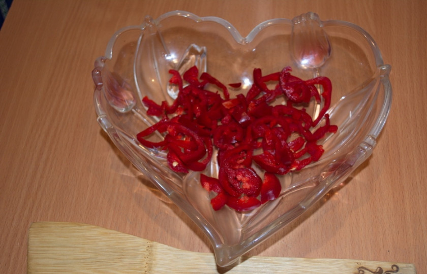 1. Этап. Салат Мазурка: Болгарский перец нарезаем тонкими полосками.