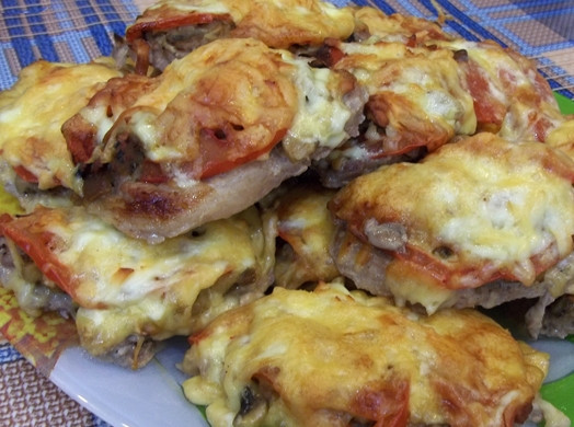 1. Этап. Французские отбивные из свинины в духовке: 14. Выпекаю отбивные в разогретом до 180-200 градусов духовом шкафу 35-45 минут, затем мясо сразу же подаю на стол.