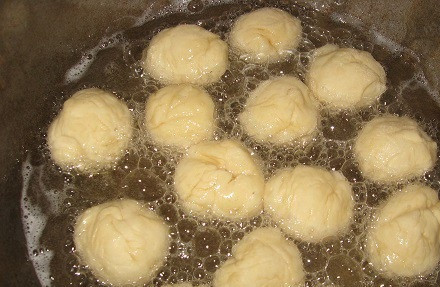 1. Этап. Тесто на баурсаки: 7. Далее нужно скатать небольшую часть теста 